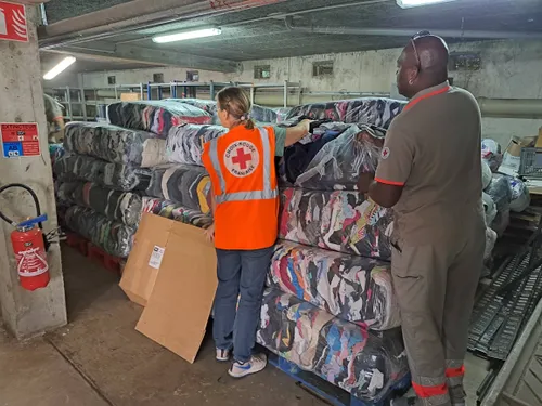 La douane de Dijon a donné 5 tonnes de vêtements à la Croix-Rouge