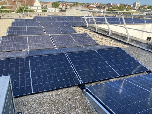 Des panneaux photovoltaïques sur le toit de la cité Henry Berger 