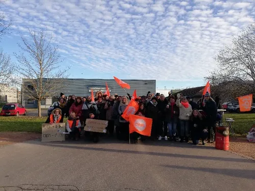 Les employés des labos BC Lab manifestent pour leurs salaires 