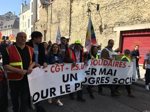 Les manifestants défilent pour ce 1er mai à Dijon 