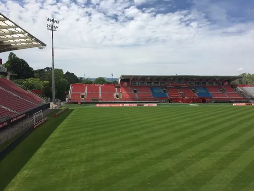 Un match de football mixte au stade Gaston Gérard 