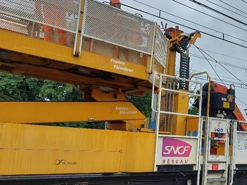Un « train dérouleur » défile sur les voies ferrées de la région 