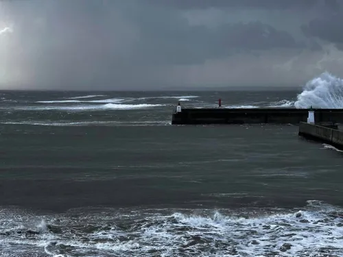 Sport. À Quiberon, un nageur breton face à la tempête Ciaràn
