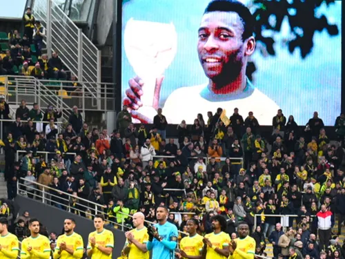 Ligue 1 : les supporters rendent hommage au roi Pelé !