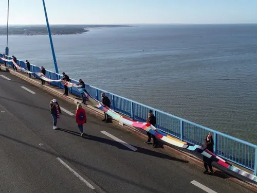 Une écharpe le long du pont de Saint-Nazaire