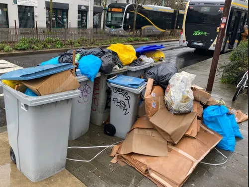 Retraites : les poubelles commencent à déborder à Nantes