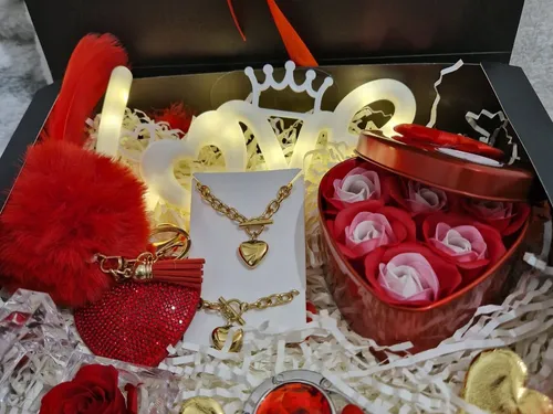 Gagne ton coffret cadeau glamour Red Valentino Box offert par...