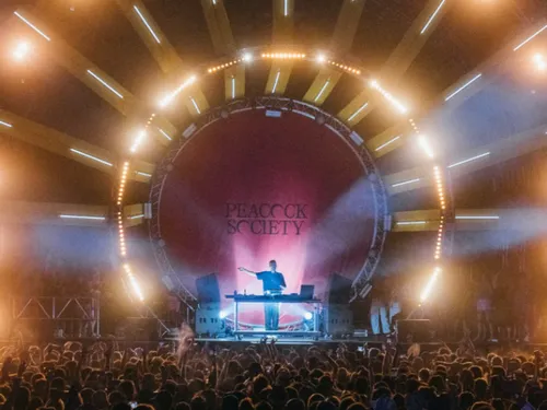 Peacock Society dévoile le début de sa programmation