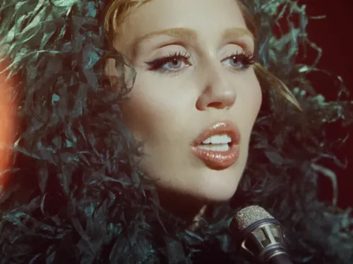 « Something Beautiful », le nouvel album de Miley Cyrus est sorti