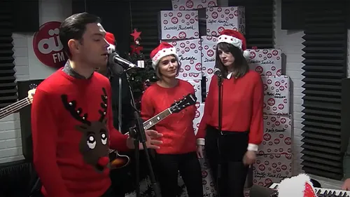 Gaspard Royant & The Buns - Christmas (Baby Please Come Home) - Session Acoustique OÜI FM