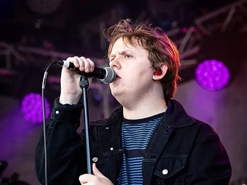 Après deux ans d’absence, Lewis Capaldi signe son grand retour
