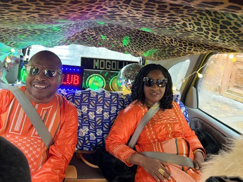 Amadou & Mariam font découvrir leur nouveau titre "Mogolu" en taxi
