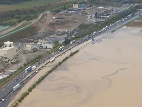Orages : La Loire (re)bascule en vigilance jaune, l'A7 coupée en...