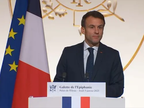 Une "Gilet jaune" va être jugée pour avoir traité Emmanuel...