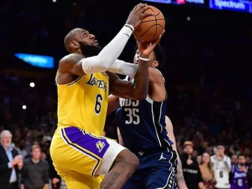 Basket : LeBron James devient le meilleur marqueur de l'histoire de...