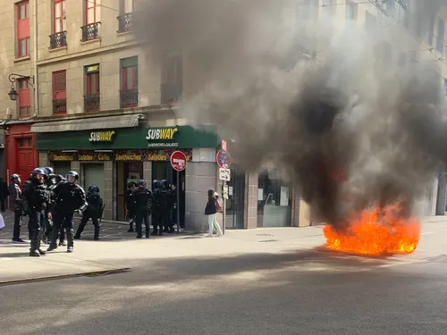 Retraites : des heurts, 5 interpellations et de nouvelles actions à...