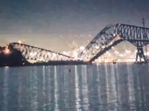[VIDEO] Etats-Unis : un pont s'effondre après avoir été percuté par...