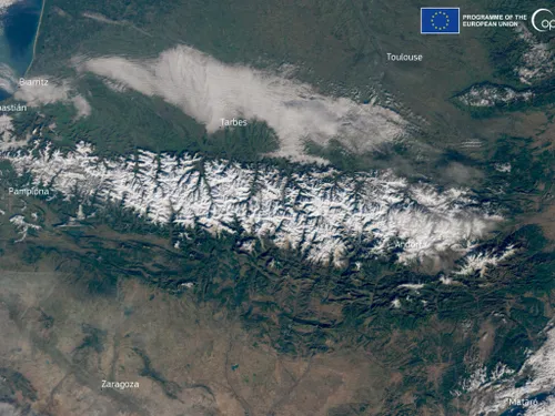 Découvrez l'image insolite des Pyrénées sous la neige depuis un...