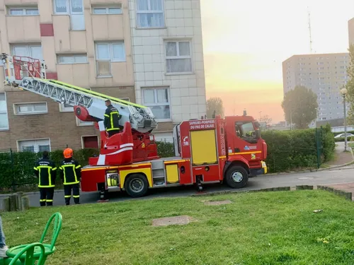 Une cuisine ravagée par les flammes à Calais ce samedi soir