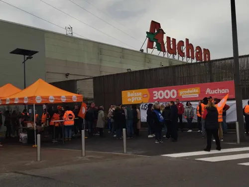 Les salariés d'Auchan en grève pour des hausses de salaires