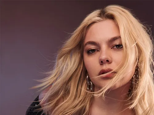 Eurovision 2025 : Louane dévoile la mise en scène de "Maman"