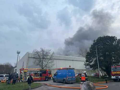 Un terrible incendie frappe en ce moment la salle Debussy, à...