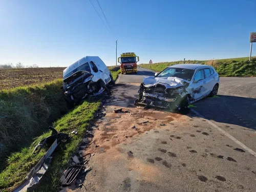Crochte : spectaculaire accident entre une voiture et une camionnette