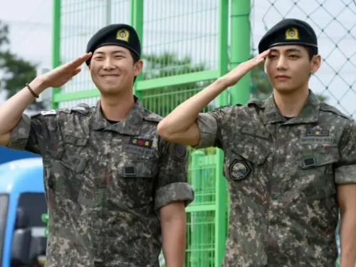  Deux membres du groupe BTS ont fini leur service militaire