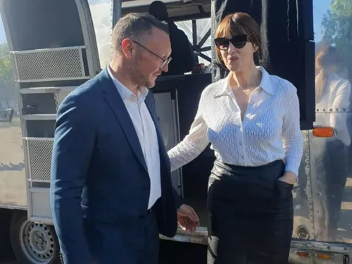 Monica Bellucci et la petite-fille d'Elvis Presley en tournage... à...