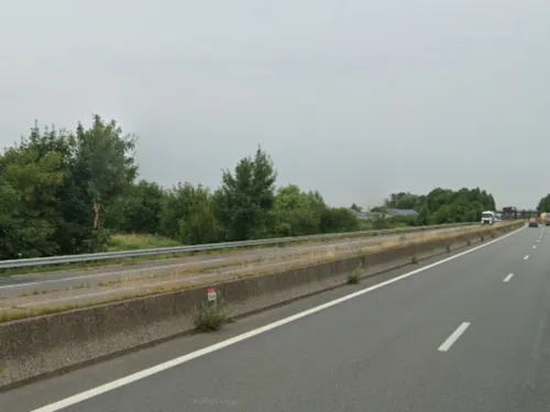 Course-poursuite sur l'A25 entre une voiture... et une dépanneuse