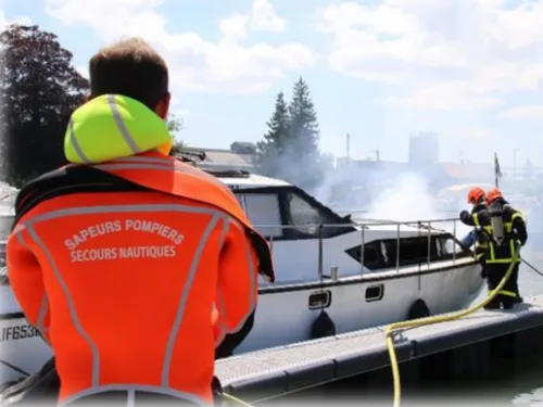 Aire-sur-la-Lys : un bateau ravagé par les flammes