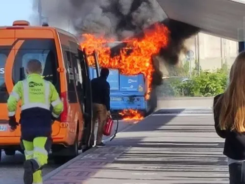 Dunkerque : un bus en feu à la gare