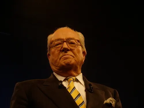 Jean-Marie Le Pen, figure controversée de la politique française,...