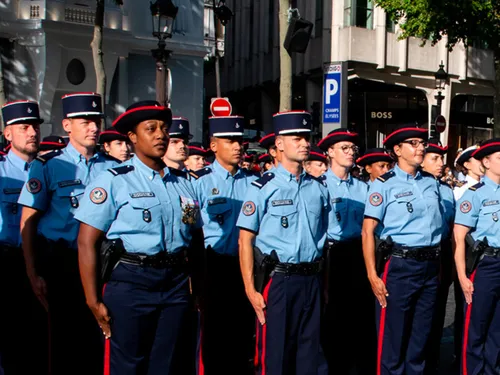 Une douanière Dunkerquoise au défilé du 14 Juillet, à Paris