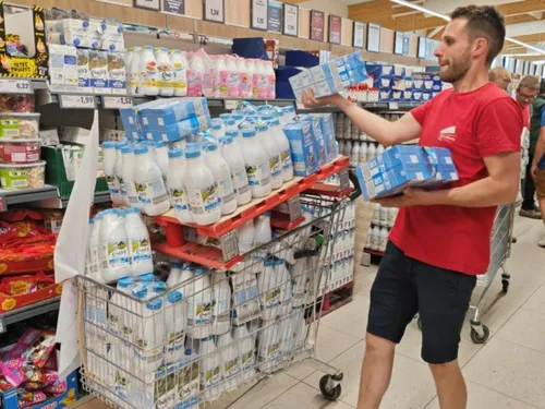 Hazebrouck : deux caddies de briques de lait retirés des rayons à...