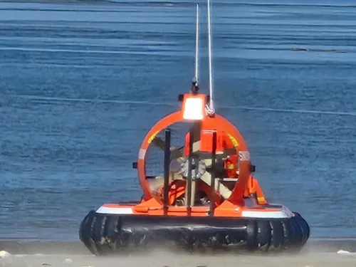Deux jeunes filles surprises par la marée au phare de Berck,...