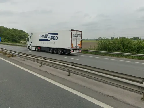 Une voiture en flamme sur l'A16 à hauteur de Guemps