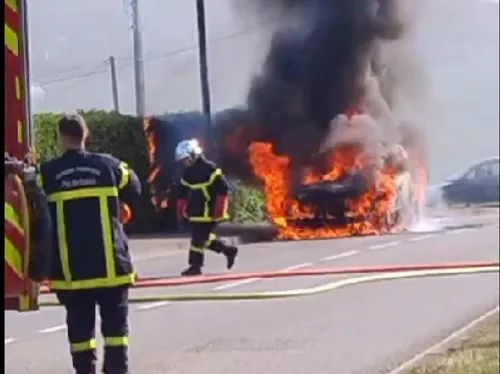 Blendecques : une voiture s'embrase en pleine rue
