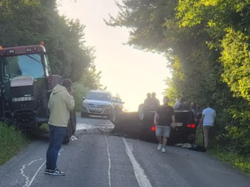 Une voiture et un tracteur se percutent entre Saint-Etienne-au-Mont...