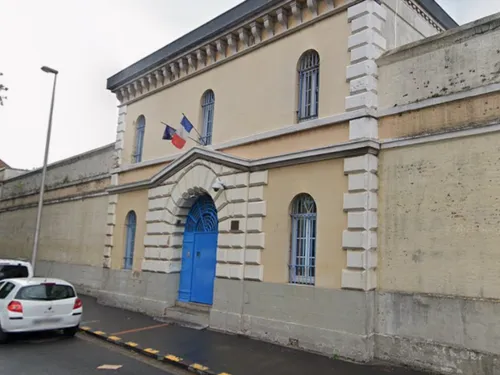 Dunkerque : des tirs de feux d’artifice devant la prison pour fêter...