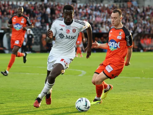 Stade lavallois. Mons Bassouamina et Kévin Mouanga sur les...