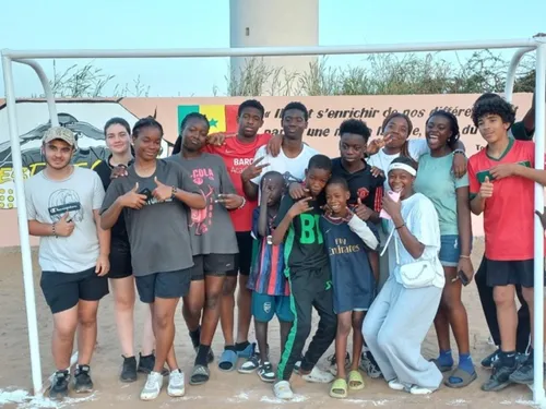 Angers. Des adolescents aident de jeunes aveugles sénégalais à...