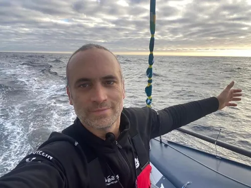 Le skipper segréen Fabrice Amedeo mettra son nouveau bateau à l'eau...