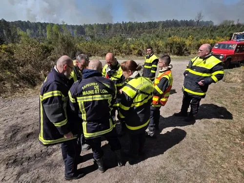 La Breille-les-Pins. Une centaine de pompiers toujours mobilisés...