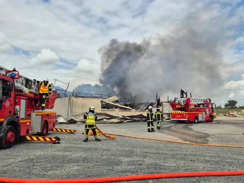 Près d'Andigné. Un bâtiment de 700 m² en feu