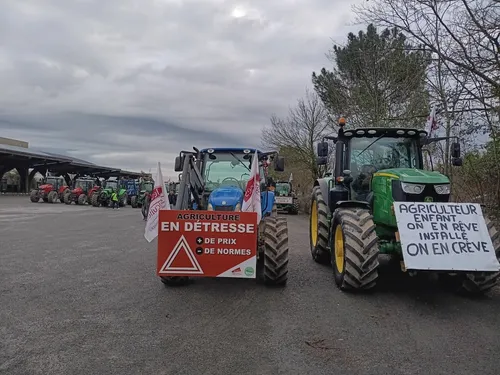 En Mayenne. 250 agriculteurs bloquent l'A81, à La Gravelle et à Vaiges