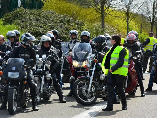À Angers et Laval, les motards en colère roulent contre le contrôle...