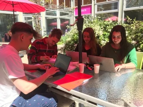 Laval. Des soirées révisions en vue des examens à la bibliothèque...