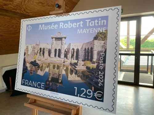 Cossé-le-Vivien. Le timbre du Musée Robert Tatin disponible dans 5...