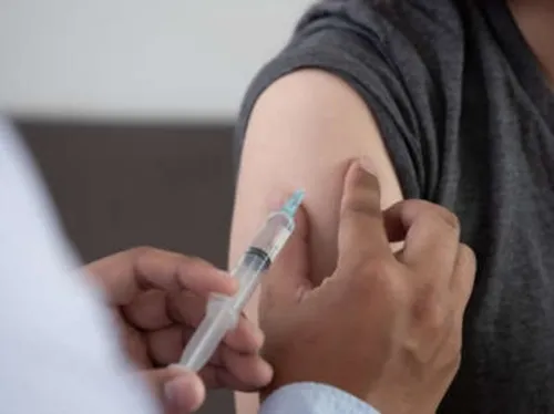 Un Italien tente de se faire vacciner sur un faux bras en silicone